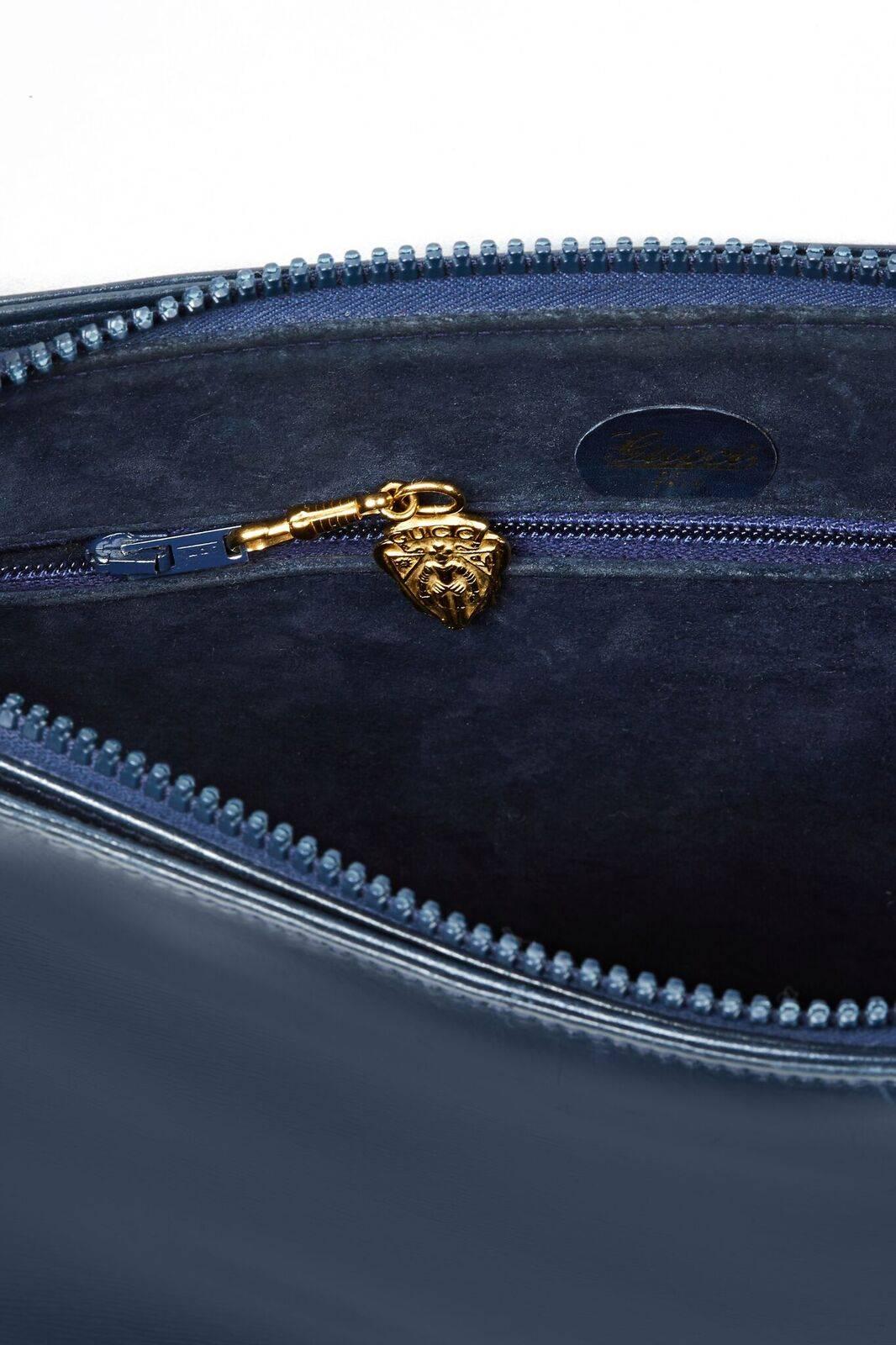 Black 1980s Gucci Navy Blue Leather Gold Chain Shoulder Bag