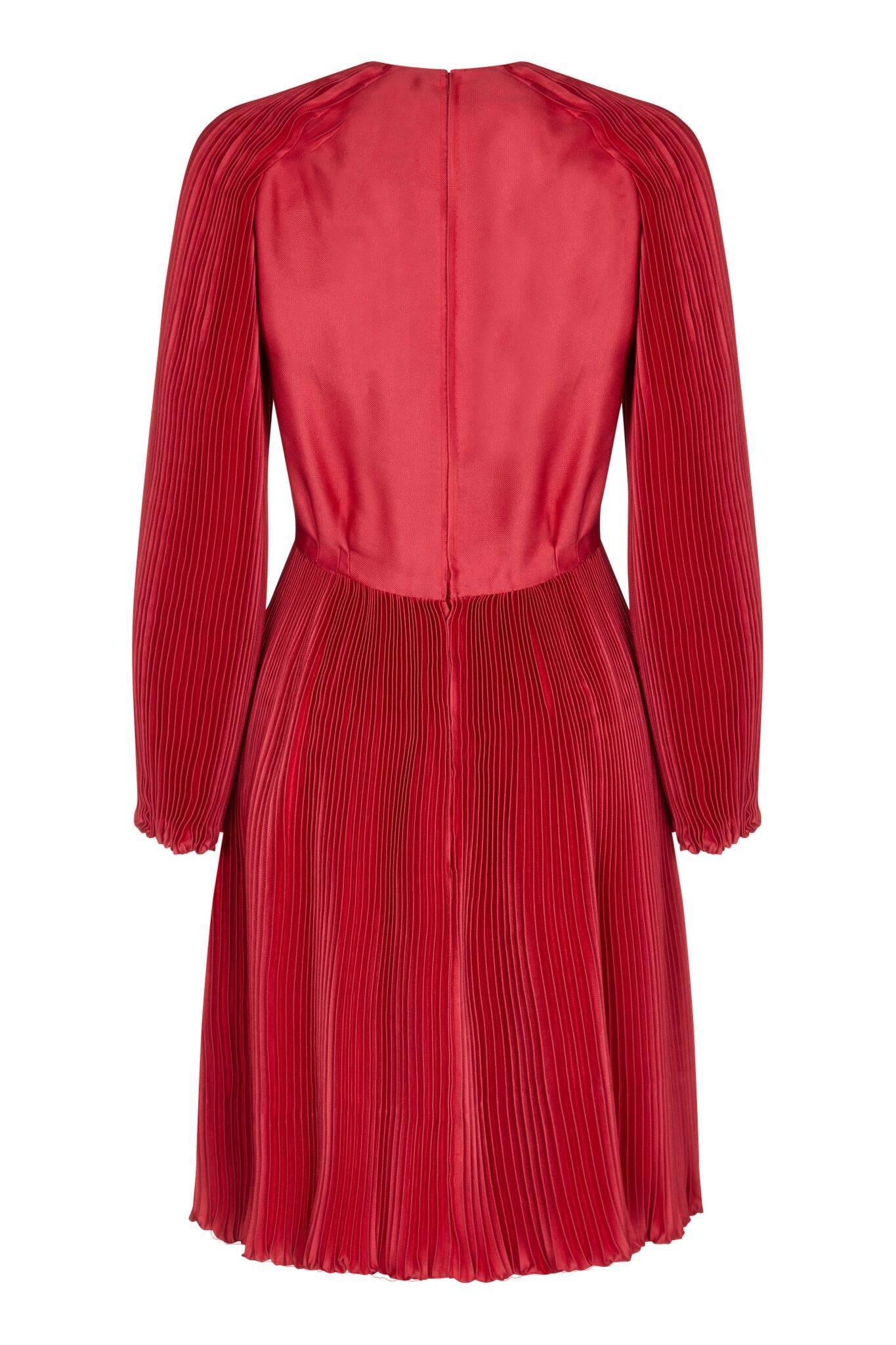 This luxurious 1960s couture red silk cotton occasion dress boasts magnificent construction, and has been custom made and hand finished. The dress is made of a heavy silk cotton fabric in a deep shade of crimson, and fully lined in silk. Exquisite