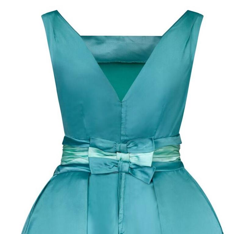 Robe duchesse en satin turquoise des années 1950 avec ceinture corsetée  Excellent état - En vente à London, GB
