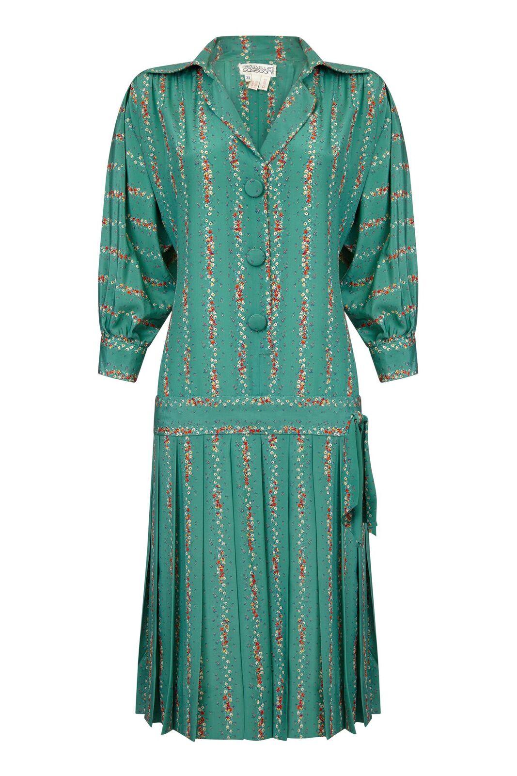 This charming 1970s Belleville Sassoon silk floral print Flapper style dress in seafoam green is of beautiful quality and construction. A delicate floral print in red, orange, yellow, deep blue and white plays over the fabric in a linear formation