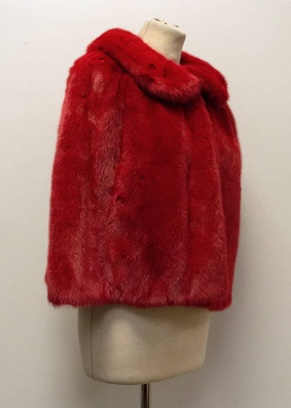 Dolce & Gabbana red mink fur poncho with lace detail. This item features a fold over collar, red lace interior and one dome front button. 

Medium weight. 
Excellent condition.
Condition: 9.5/10

100% Mink.