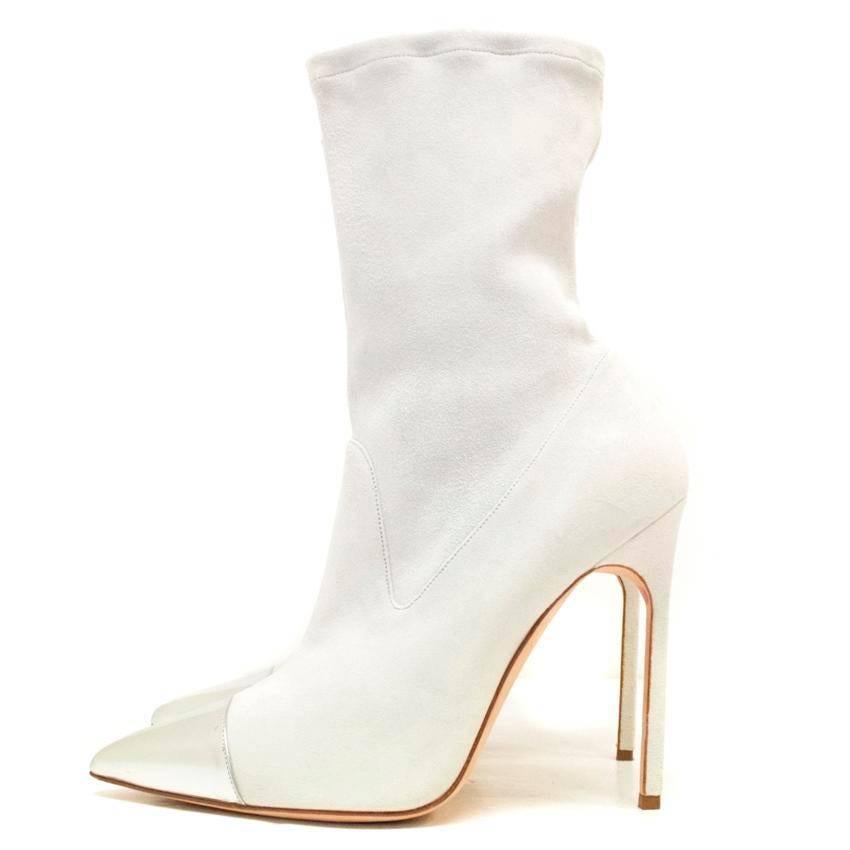 Manolo Blahnik cream pointed sock boots with patent leather silver toe detail and exposed stitching.

Original dust bag included.

Slight storage marks to the soles. Never worn.

Hand made in Italy.

Condition: 9.5/10

APPROX