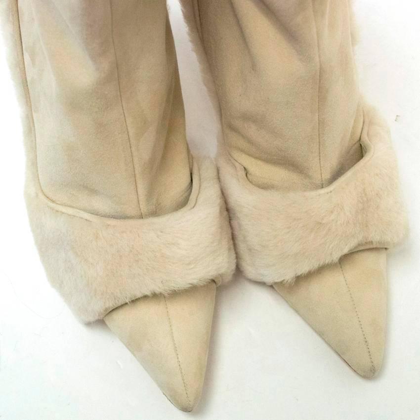 Women's Manolo Blahnik Cream Pointed Boots With Shearling Fur And Suede For Sale