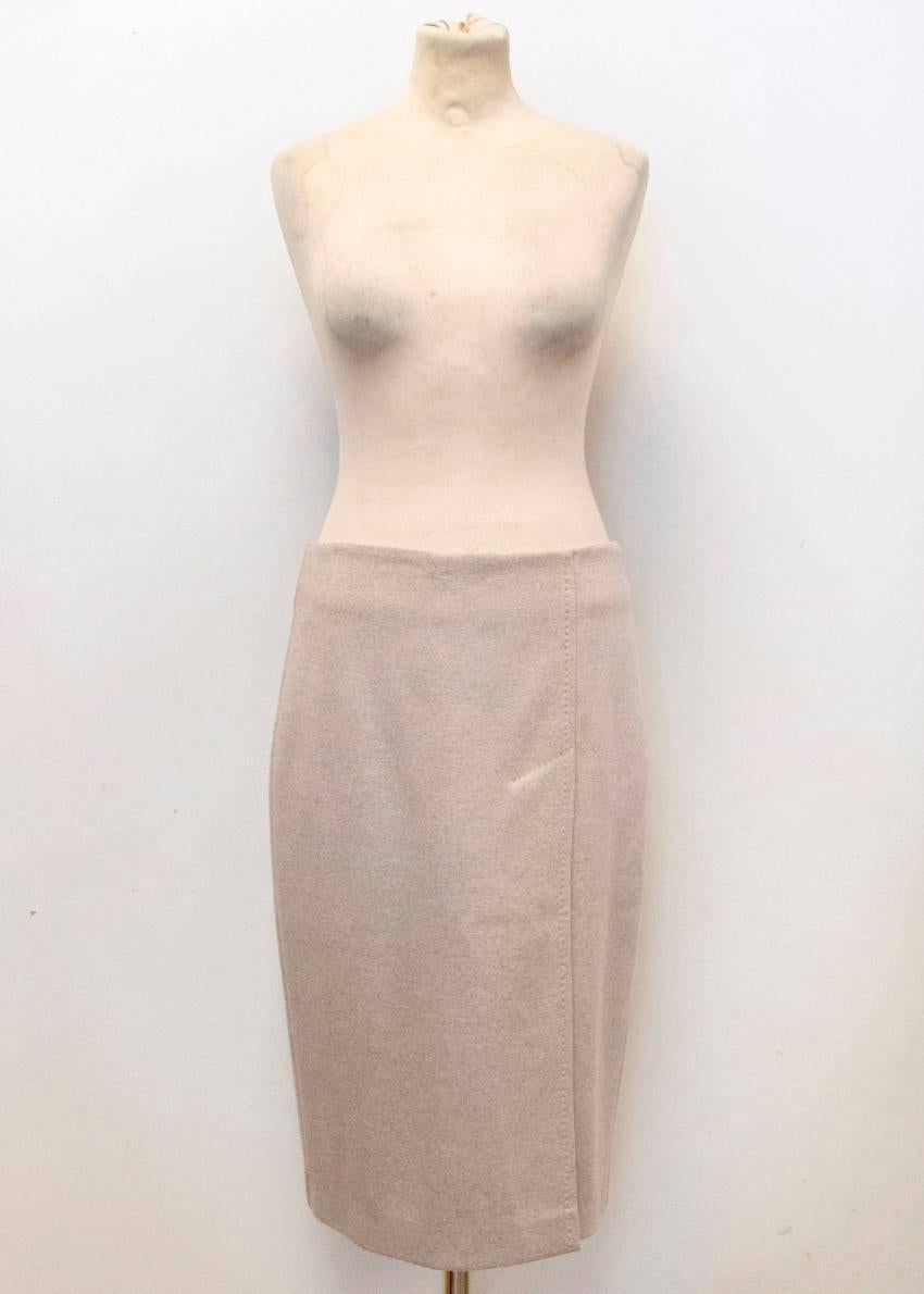 MaxMara beige pencil skirt featuring a front-side slit. The skirt is soft to the touch, slim fitting and fully lined with a concealed back zipper. 100% Virgin wool. Size 42/US 8.

Made in Italy. Condition, 10/10.

The seller is usually a US 6-8
