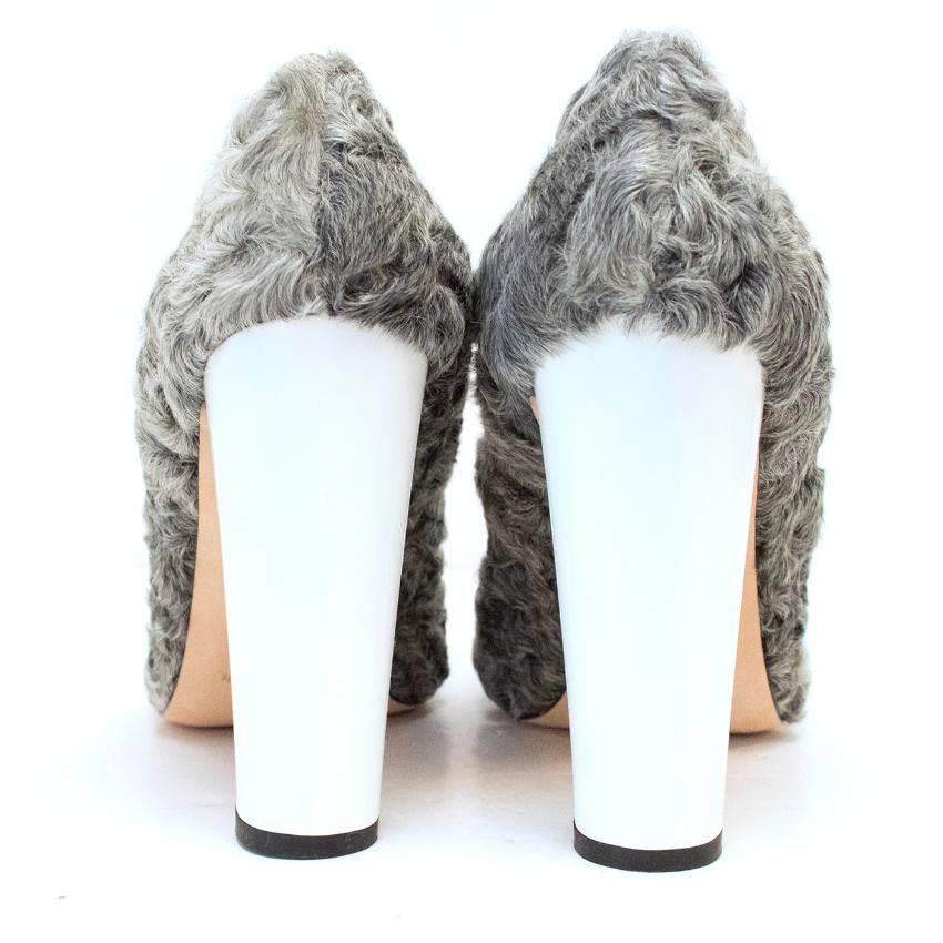 Manolo Blahnik Shearling Grey Heels With Patent White Heel In New Condition For Sale In London, GB