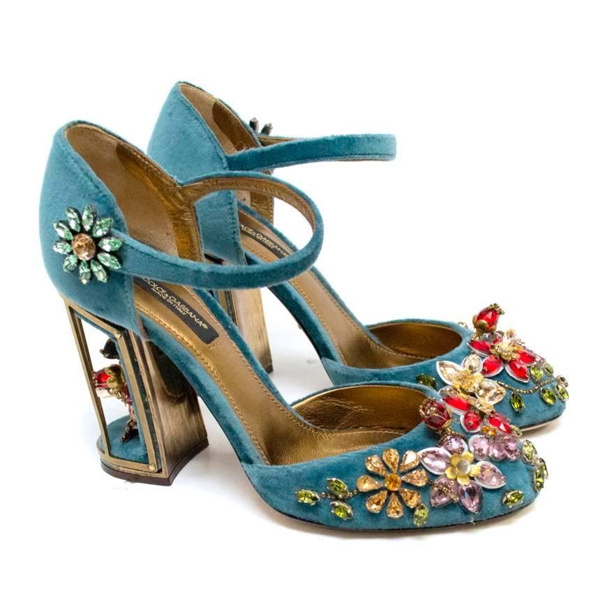 Dolce & Gabbana teal velvet Mary Jane pumps with multicoloured floral crystal embellishments, gold cage-heel and metallic gold lining.

Made in Italy. Original shoe box and dust bag included.

Condition: 9.5/10

Outer soles show signs of light