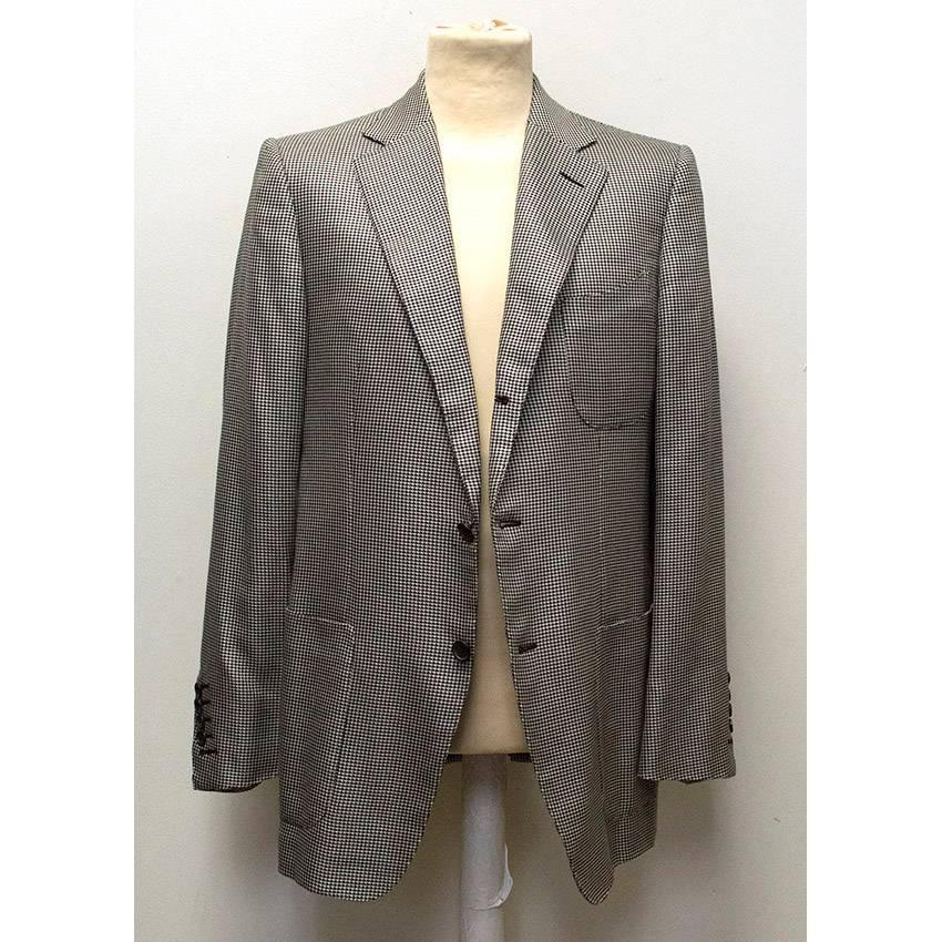 Tom Ford black and white dog tooth check blazer. Never worn and in excellent condition, without tags, 10/10, perfect condition. Made in Italy. 

Size 52R. 
The seller usually wears an approx size XL / EU 52.

Approximate measurements -