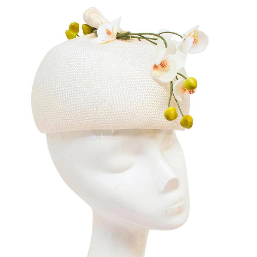 Yvette Jelfs, milliner to the aristocracy, cream woven pillbox hat decorated with delicate white silk, orchids. The hat has a comb fastening and is custom made.

Made in Scotland. Perfect Condition 10/10 

Approximate measurements:
Diameter: