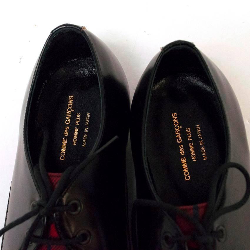 Comme des Garcons Black Leather Pointed Shoes with Red Tartan Detail on Front For Sale 2