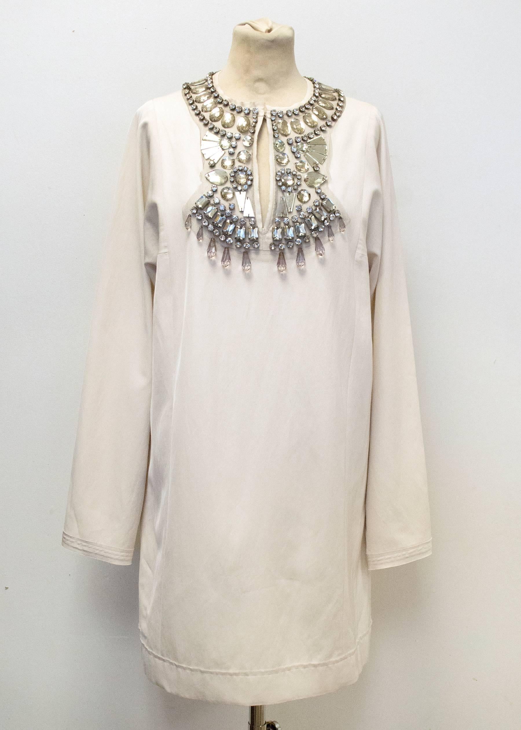 Lanvin cream tunic-style dress, with full length sleeves, and a keyhole neckline with silver metal and jewel embellishments around it. Made in France. Size 38, UK 10, US 6.

Great condition. 9.5/10

Approximate measurements:
Length: 88cm
Sleeves: