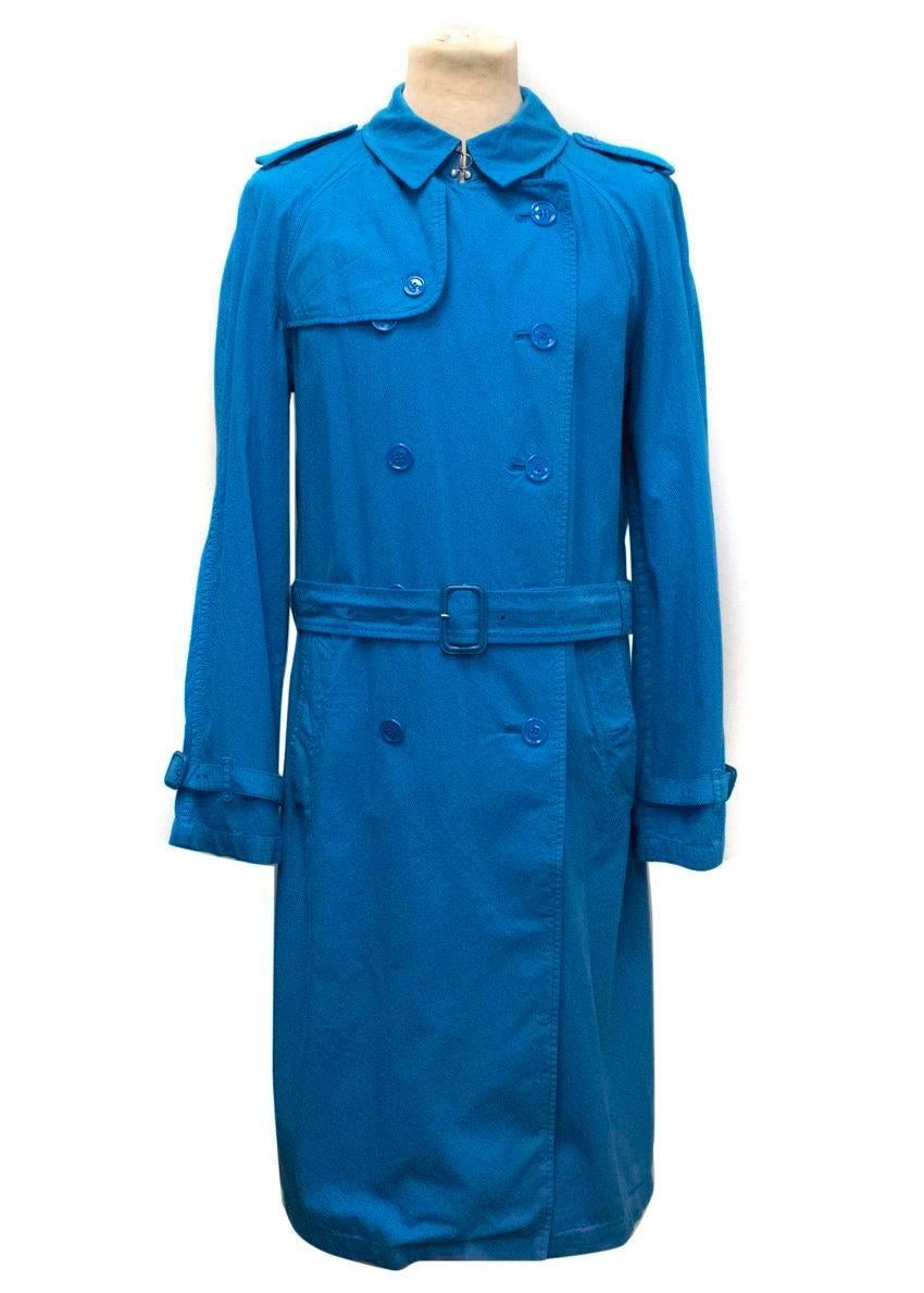 Burberry men's blue trench coat.
- Crafted with a cotton blend 
- Double breasted design 
- Epaulettes
- Single vent
- Adjustable buckle cuff 
- Adjustable buckle at the waist 

Made in England. Condition: 10/10. Size 50.

Approx.