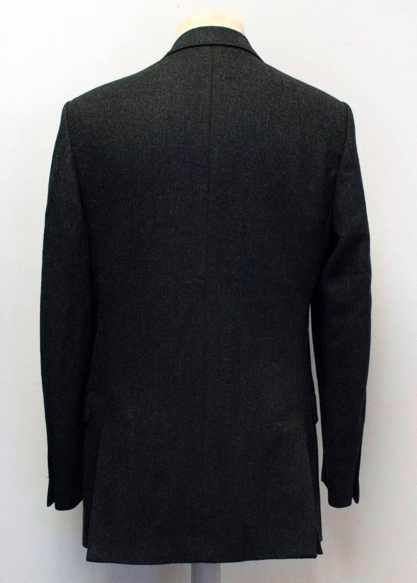 Burberry dark grey wool and cashmere, medium weight, single breasted blazer. It features a notch lapel, double vent, three exterior pockets, four interior pockets and black buttons. 

Condition: 10/10

Fabric - 92% Wool 8% Cashmere

Approx