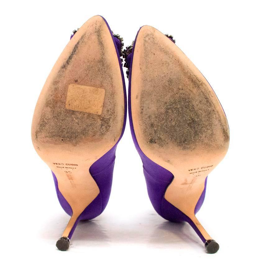 Manolo Blahnik Purple Hanisi 105 Satin Pumps In Excellent Condition For Sale In London, GB