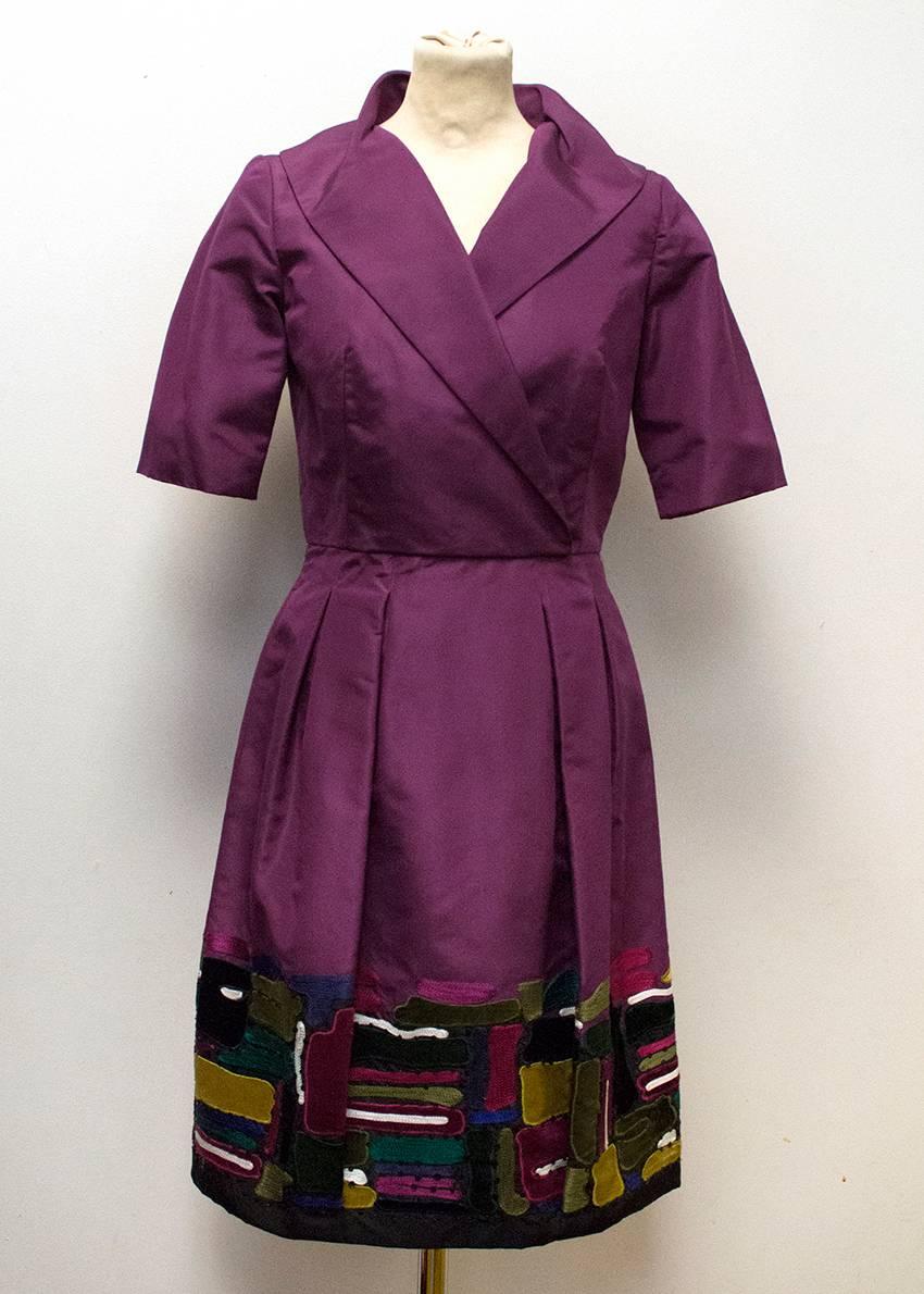 Oscar de la Renta purple dress with embroidered hem and full pleated skirt. The dress is fully-lined and features a collar, short-sleeves and back zip fastening.

The dress is in great condition.

Approx.
Length: 96cm
Waist: 34cm
Bust: