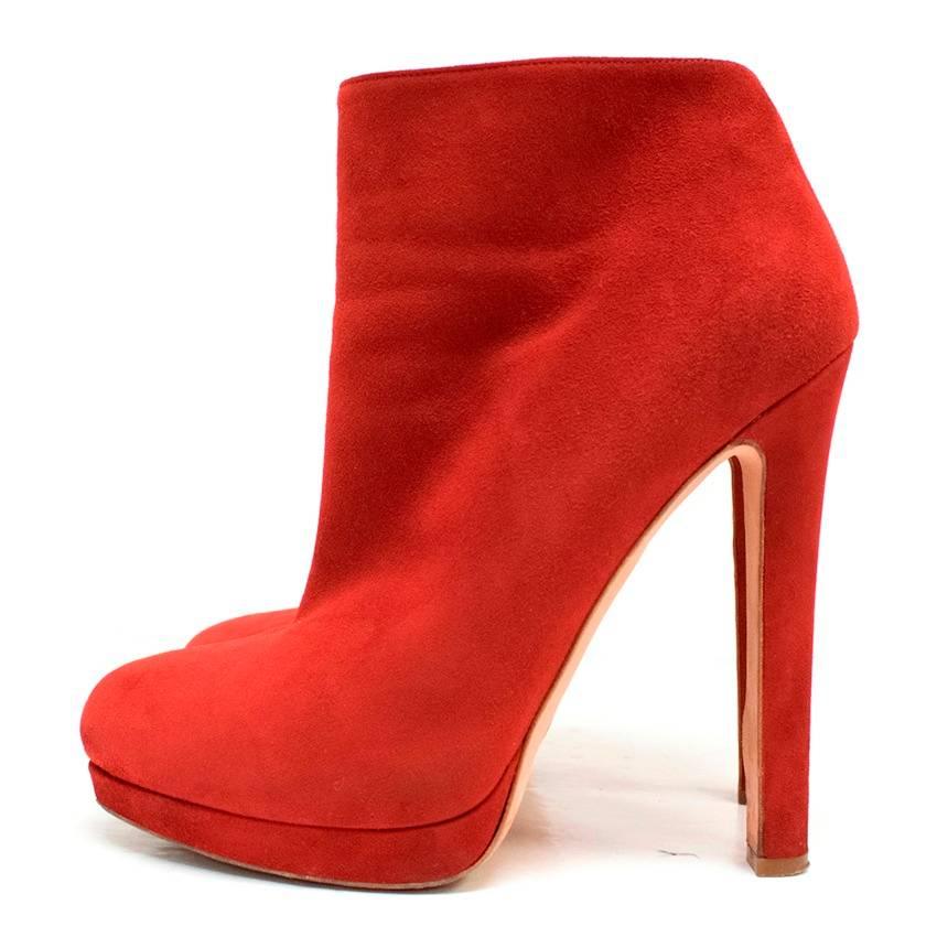 Alexander McQueen red suede high-heeled ankle boots on a platform with a zip on the sides.

Condition: 9/10
Very minor marks on a platform and soles from wearing. 

Conditions Details : Condition: 9/10
Very minor marks on a platform and a sole from