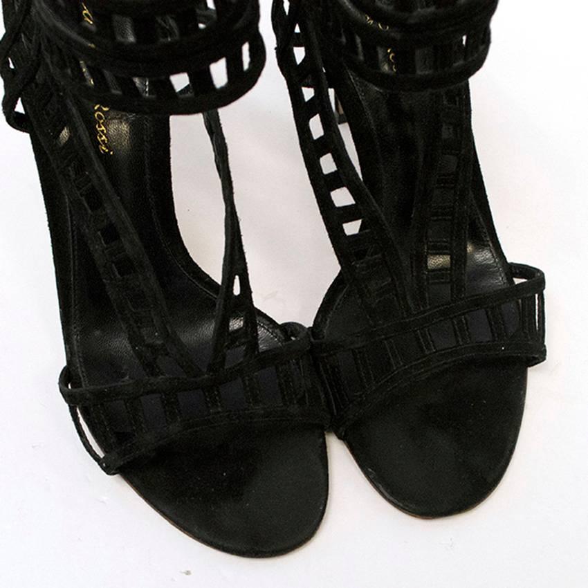 Gianvito Rossi Black Suede Cutout Sandals. 

The shoes are in good condition, some wear to the sole and suede. 

Condition: 8.5/10 

Made in Italy

UK size 5
US  size 8



