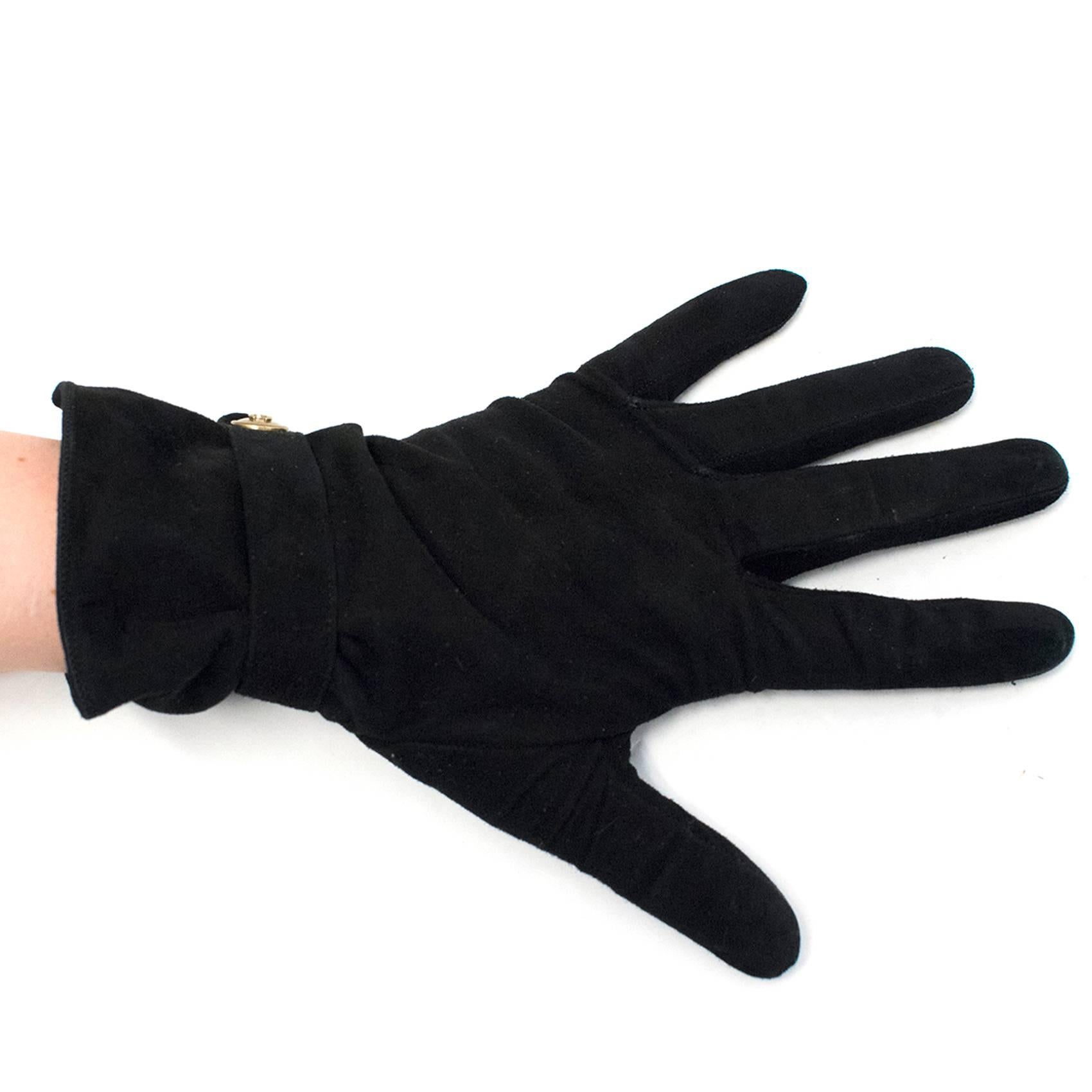 Chanel ladies black suede gloves. These gloves feature a gold Chanel button at the wrists on a suede strap. 

Condition: 9.5/10 Very minor signs of wear on the finger tips. 

Approx. 
Width: 11cm
Length: 25cm

Fabric: Suede
