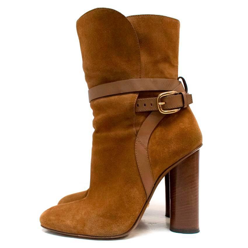 Gucci tan high-heeled suede boots with rounded toes and an ankle strap with a gold toned buckle. 

There are some signs of wear on the soles, otherwise the boots are in good condition. 

Condition: 9.5/10 

Approx. 
Length :27 cm
Heel: 10.5