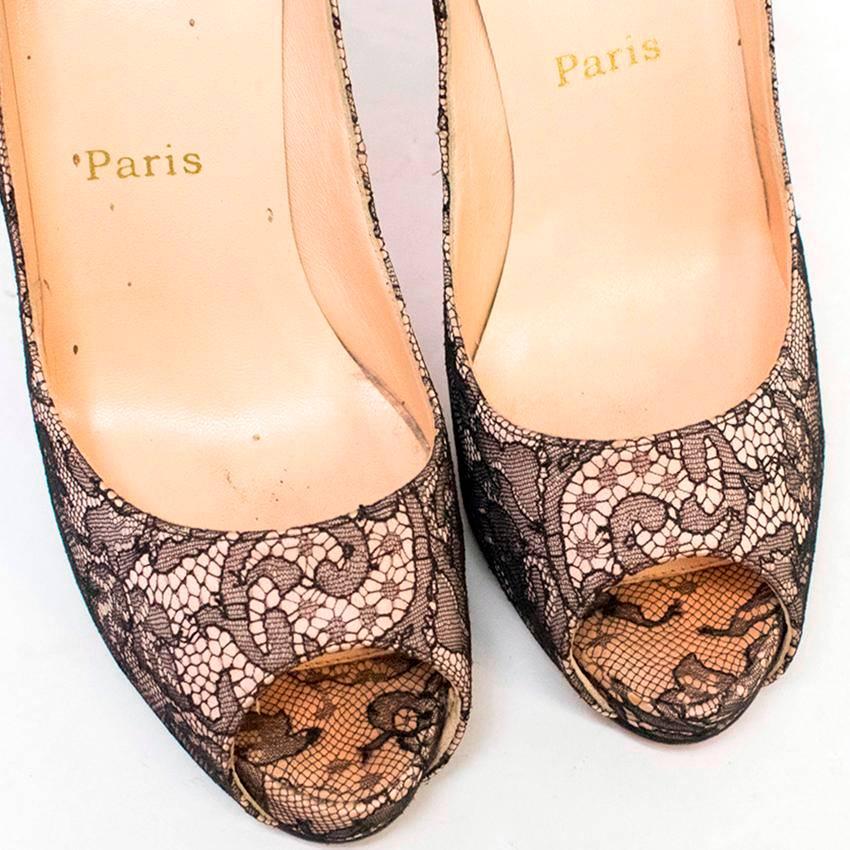 Christian Louboutin Nude and Black Lace Pumps In Excellent Condition For Sale In London, GB