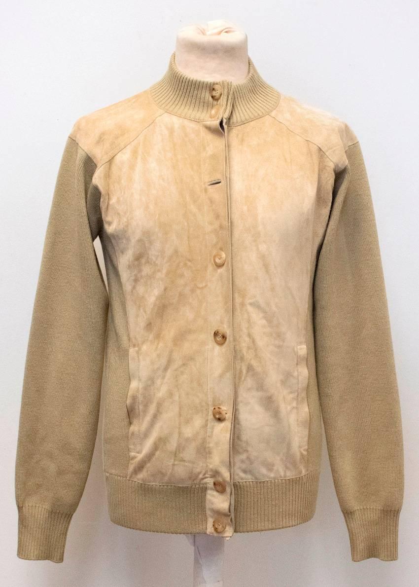 Gucci khaki wool long-sleeved jacket with suede inserts at the front. The jacket has two pockets at the front, two inner pockets and stand collar.

Condition: 8,5/10
One of the buttons is missing.
Few marks on the front.

Approx.
Shoulders -