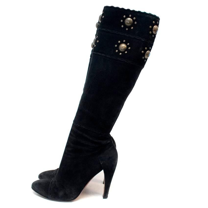 Alaia black suede knee high boots embellished with brass studs. They feature a side inner zip closure and a rounded toe.

Condition: 9/10
Signs of wear on soles and heel (please, see picture 7), and one stud is missing.

Size IT: 39
Size UK: 6
Size