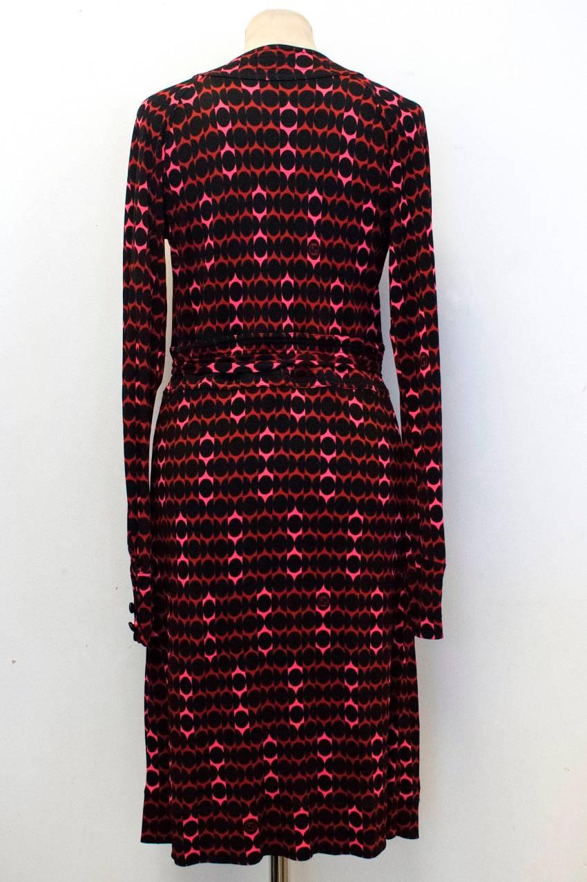 Gucci multicoloured wrap dress falling below the knee in a red, pink and black geometric print. The dress features a deep cut v neckline and long sleeves.

Condition: 9.5/10

Size: S
Size UK: 10
Size US: 6

Measurements Approx:
Shoulders: 42