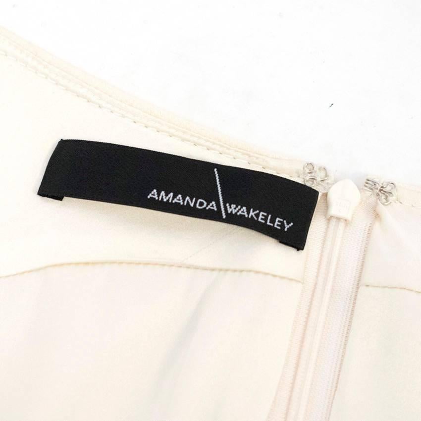 Amanda Wakeley crew neckline, cream pencil dress. The dress features silk lining that comes through the neckline and a vent on the backside hem.

Condition: 9.5/10

Size: L
Size UK: 14
Size US: 10

Measurements Approx:
Shoulders: 45.5 cm
Sleeves: 33