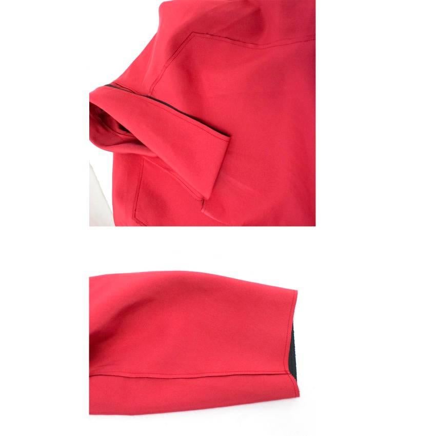 Lanvin medium weight, red trench overcoat featuring a large vent in the back and two side pockets.

Some minor wear on the left shoulder and a very small mark on the back of the coat which is only visible in certain lights.
9.5/10

Size: XXL
Size