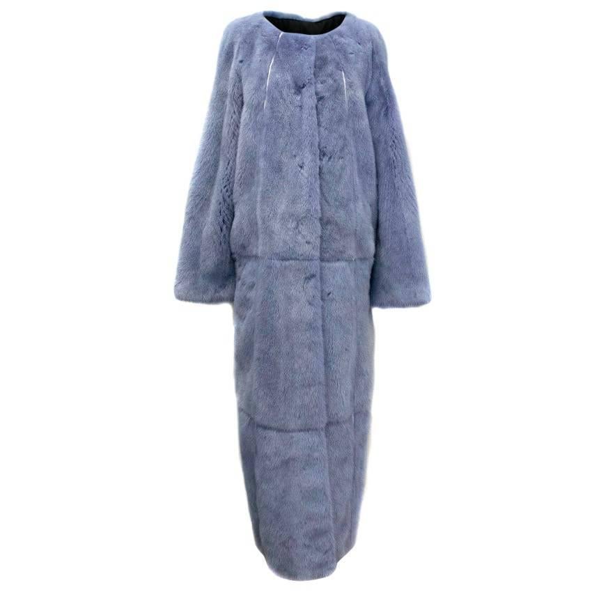 PA5H single breasted, periwinkle, long, mink fur coat. It features white fur detailing, branding along the hem of the back of the coat, and blue and white rhinestones in the lining.
Condition: 10/10

SIZE SMALL/MEDIUM.Please note our mannequin