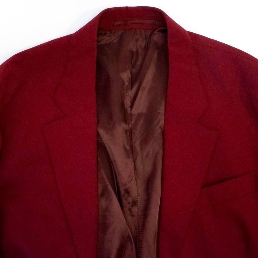 Prada men's wool oxblood coloured light weight blazer with a notch lapel, three external and three internal pockets, a single vent and single button cuffs.
Fastens at the front with one tortoise shell button. 

Condition:10/10 

Size: L
Size UK:
