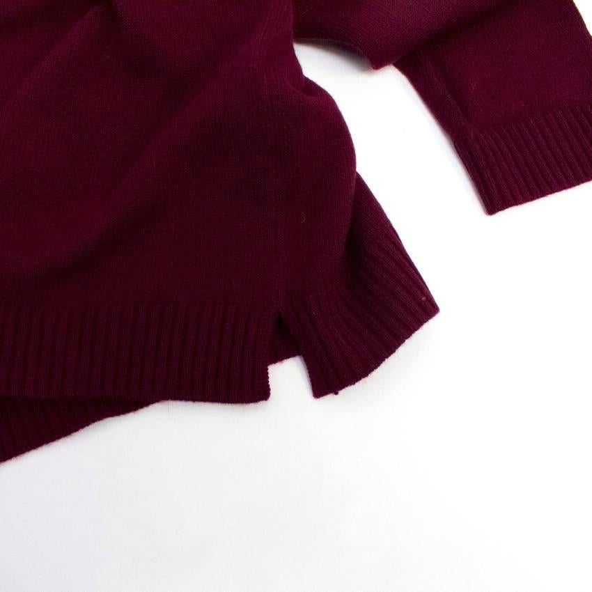 Valentino men's burgundy cashmere knitted jumper with a crew neckline and ribbed hem and cuffs. 

Condition:10/10 

Size: M

Measurements Approx.

length: 71 cm
shoulders: 47 cm
chest: 54 cm
sleeves: 67 cm
