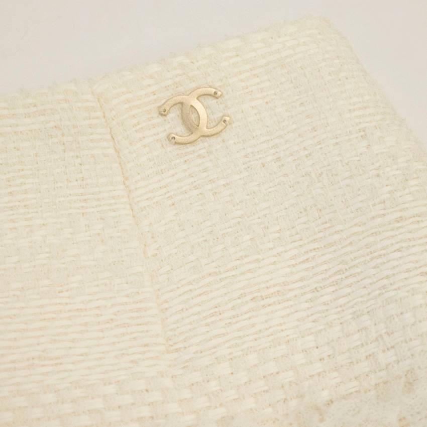  Chanel Cream Tweed Pencil Skirt With Fray Detail In New Condition For Sale In London, GB