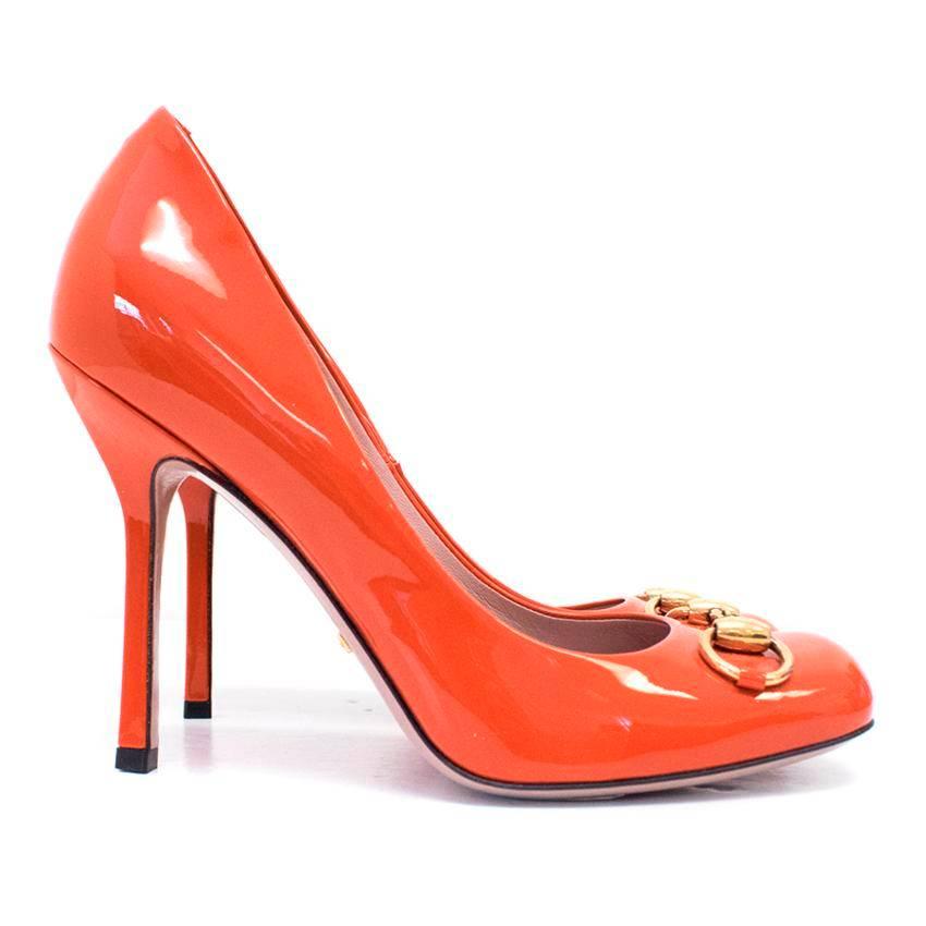 Gucci patent leather, red horsebit pumps with gold chain detail at the wide square toe and taupe insole and sole.

Condition: 10/10 

Size IT: 37
Size UK: 4
Size US: 7

Measurements Approx:
Total Height: 18 cm
Heel Height: 11 cm
Length: 18.5