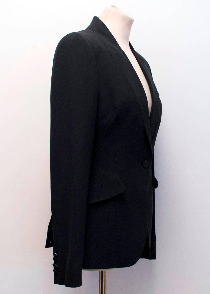 Alexander McQueen black, fitted blazer with lapel stitched detailing and right bust pocket detailing. It is fully lined with front pockets and two back vents.

Condition: 10/10

Size: M
Size EU: 40
Size UK: 12
Size US: 8

Measurements