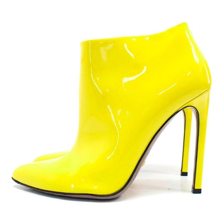 Gucci yellow patent leather high heeled ankle booties.
The shoes are lightweight and feature stiletto heels and pointed toes.
Fasten on the in-side with a concealed zip with a leather pull.
The inside is lined with yellow leather and the soles are