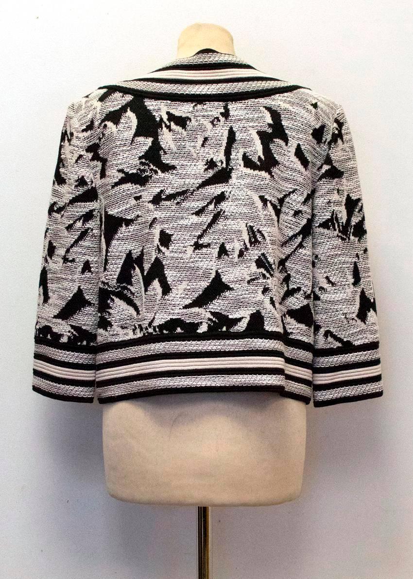 St. John collarless box-shaped jacket with mid-length sleeves in a cream and black abstract print. It features a black zip closure.

No defects, condition: 9.5/10 

Size US: 8
Size UK: 12

Measurements Approx - 

Length: 55cm
Shoulders: 42cm