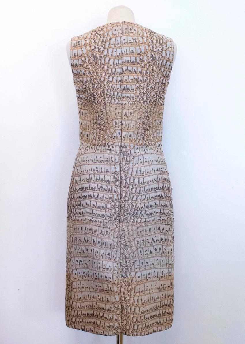 Stella McCartney crocodile print beige pencil dress with a v-shaped neckline. The dress is sleeveless and features a slit at the front.
Fastens at the back with a concealed zip and a metal hook. 

Condition:10/10 

Size EU: 38
Size UK: 10
Size US: