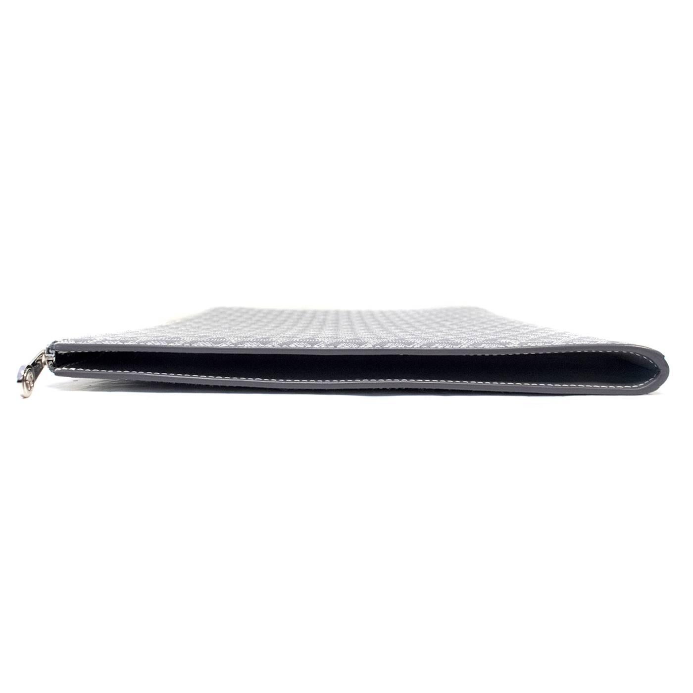 Goyard grey coated canvas laptop case with one main compartment and a document slip. Features a zipped outer pocket and yellow inner leather lining. 

Condition 10/10 

Measurements Approx:
Length -29cm
Width -39 cm
Depth -2cm 
