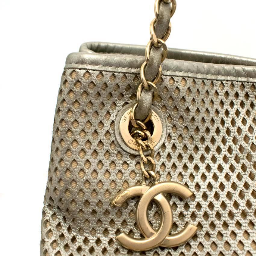 Chanel Pale Gold Shoulder Bag In Good Condition For Sale In London, GB