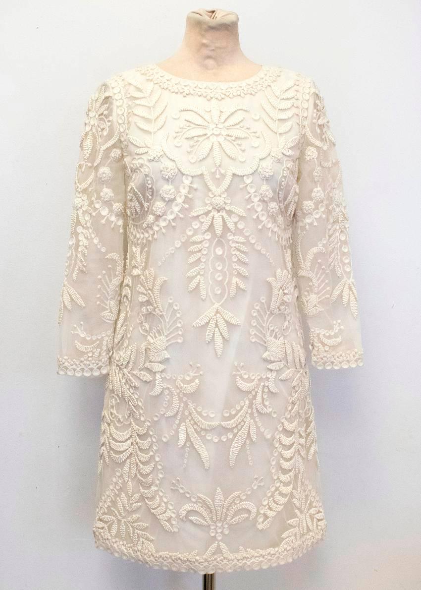 Oscar de la Renta knee length long sleeved cream mesh dress with a scoop neckline and embroidered with a floral motif. Fastens at the back with a concealed zipper and a hook at the top. 

Size: US 4
Measurements: Approx. Length: 84 Cm Sleeves: 50 Cm