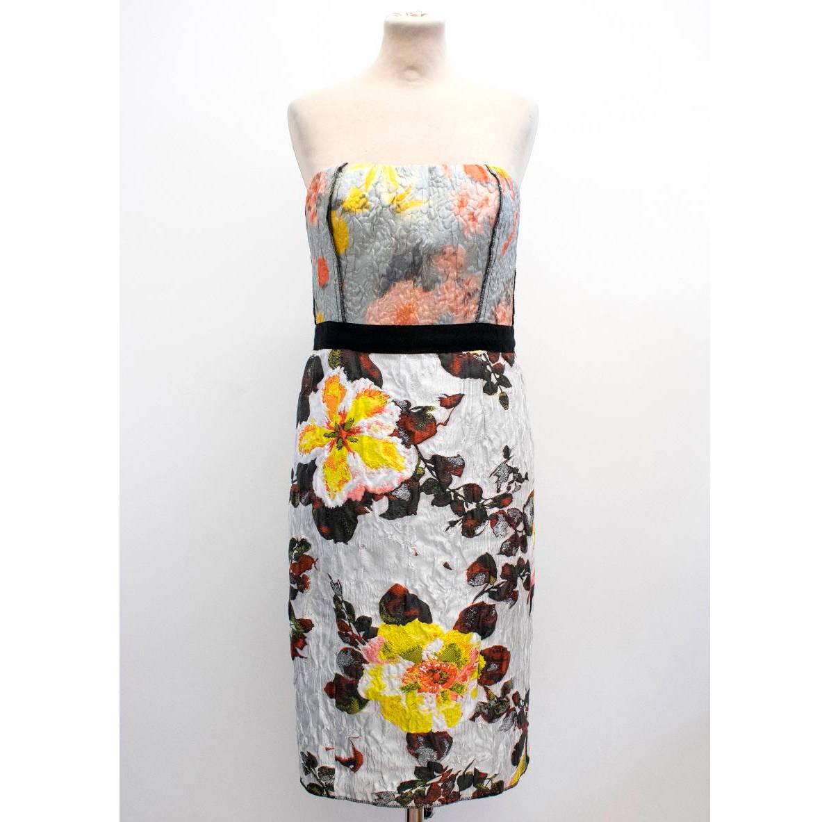 Oscar de la Renta floral strapless dress in a fitted knee-length style with corset bodice. In a textured medium-weight silk-wool blend with an all-over print. 

Size: US6
Measurements: Approx: Bust: 37cm Waist: 38cm Hips: 44cm Length: