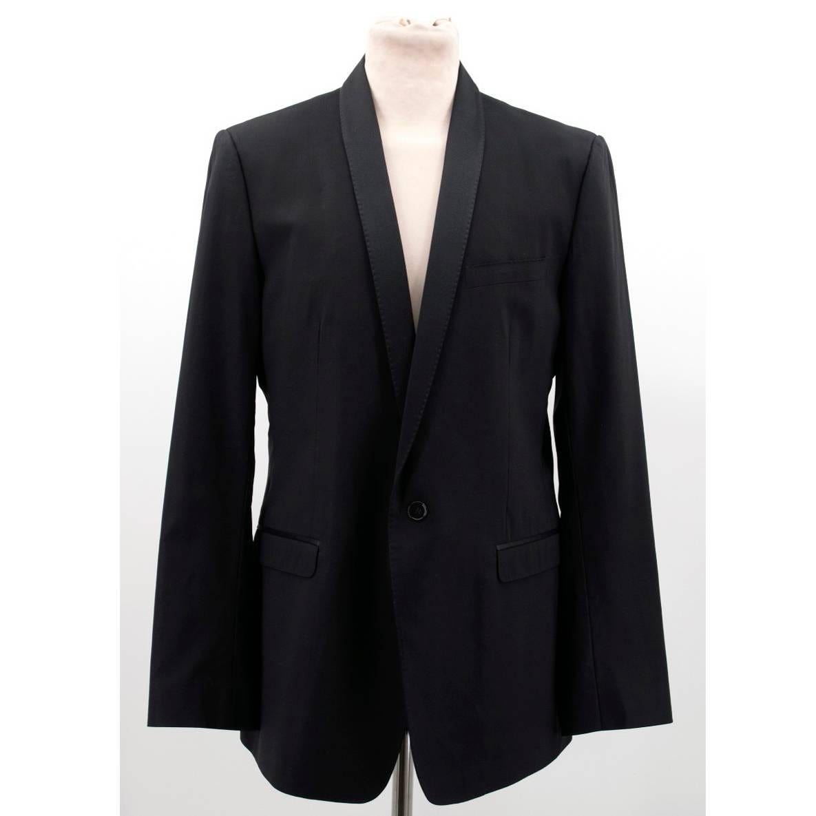 Dolce & Gabbana black tuxedo jacket in a wool-silk blend featuring a contrasting lapel with a shine-finish and a single button fastening. 

Size: XL
Measurements: Approx. Length - 81cm Chest - 56cm Sleeve - 48cm
Condition: 10/10

* Please note,