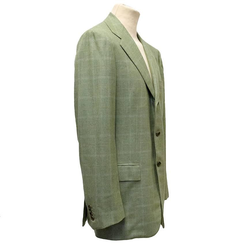 Kiton green checked cashmere blazer in a single-breasted style with three button fastenings, a chest pocket and two front flap pockets. 

Size: M
Measurements: Approx. Length: 86cm Chest: 44cm Shoulder: 43cm Sleeve: 90cm
Conditions Details : 9/10

*
