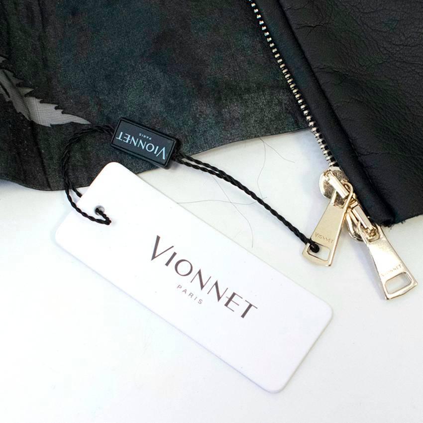 2 WATCHINGMORE FROM THIS DESIGNERTELL A FRIEND
Vionnet black leather cape with sheer back panel with leaf design and ribbed jersey collar. Fastens with a gold toned metal zip. 

This item belongs to Caroline Stanbury of 'Ladies of London'.

Size: US