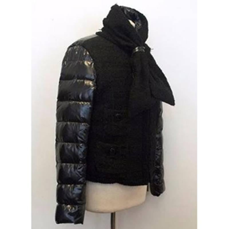 Moncler black puffer jacket with high-shine finish, tweed panels and neck scarf. The item is filled with real down feathers that have been washed and sterilised. 

Size: L
Measurements: Approx. Shoulder: 38cm Sleeve: 60cm Length: 52cm
Conditions