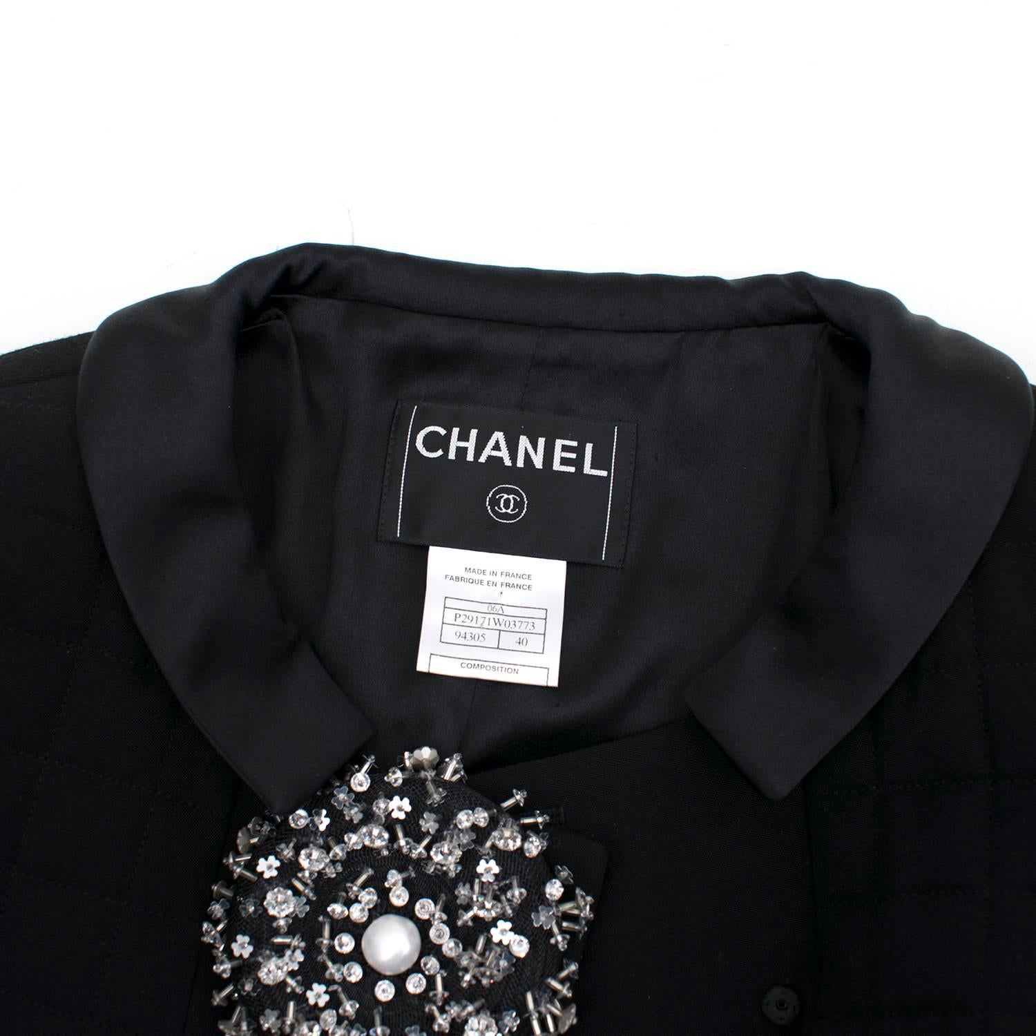 Chanel Jacket and Skirt Suit with embellished brooch For Sale 4