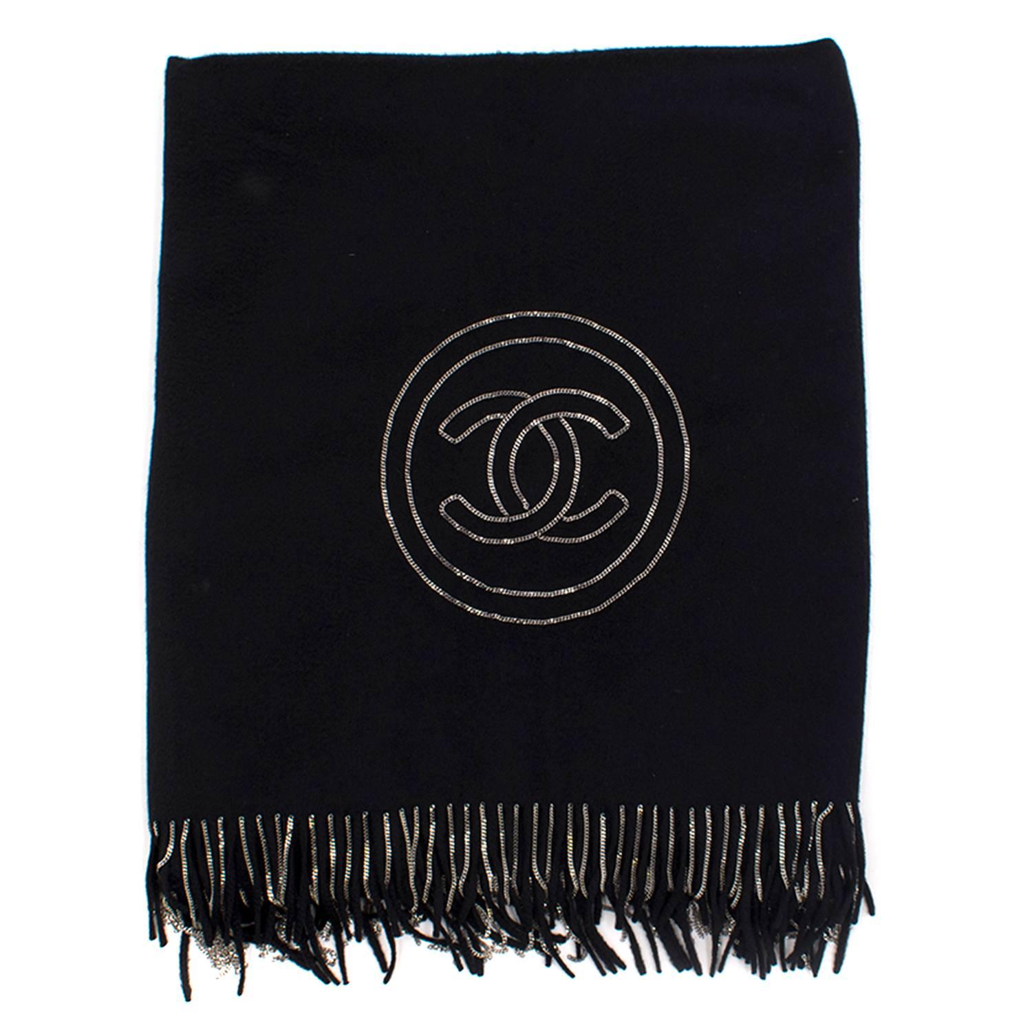 Chanel Black Thick Cashmere Chain Fringe and Embellished CC Wrap.

Made in Italy. 

100% Cashmere. 

Features signature Chanel logo embroidered on front of scarf and chain tasseled hem. 

Perfect condition: 10/10. Never worn without tags. 

Please