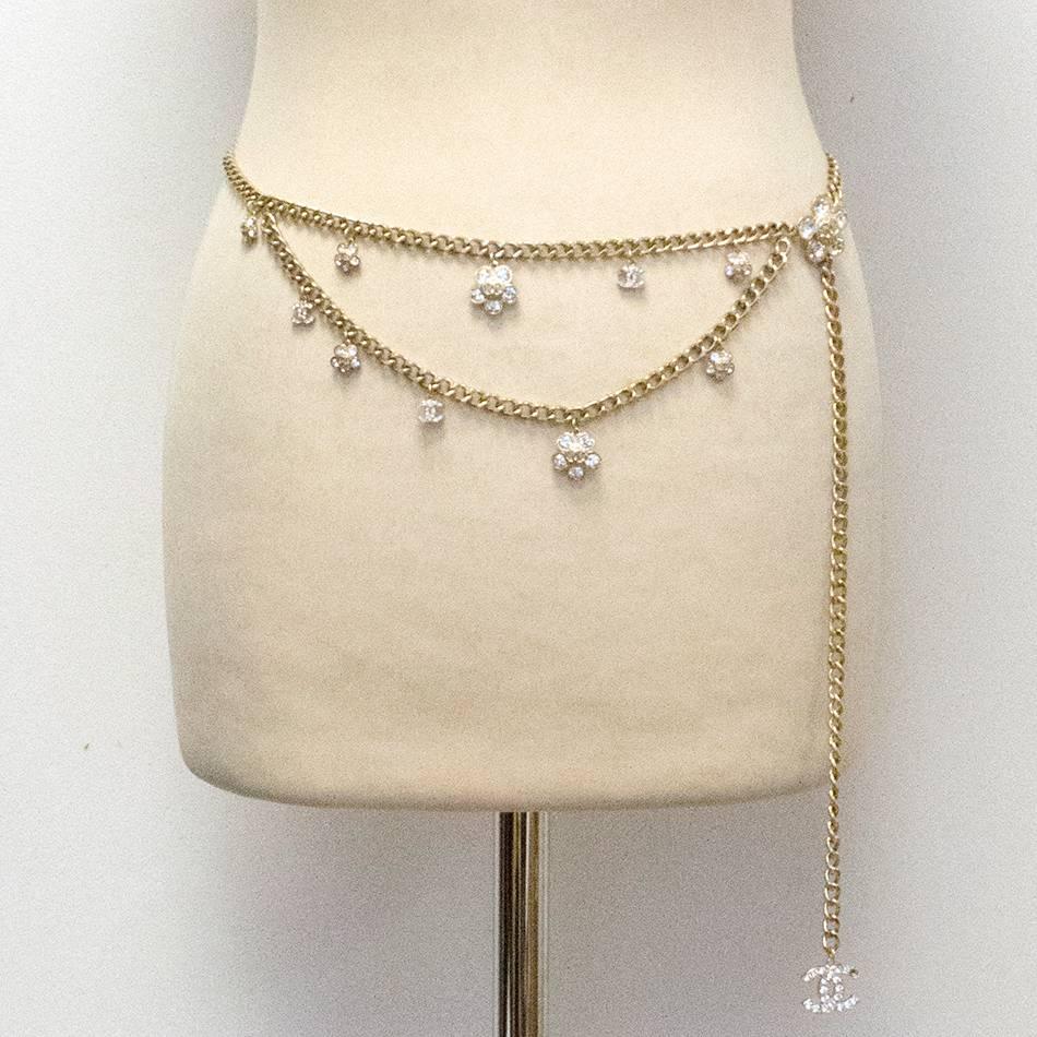 Chanel Gold chain and rhinestone flower belt.
Flower hook closure.

Please note there are two rhinestones missing. Please see images.

Condition 8/10

Approx.
Length:106cm