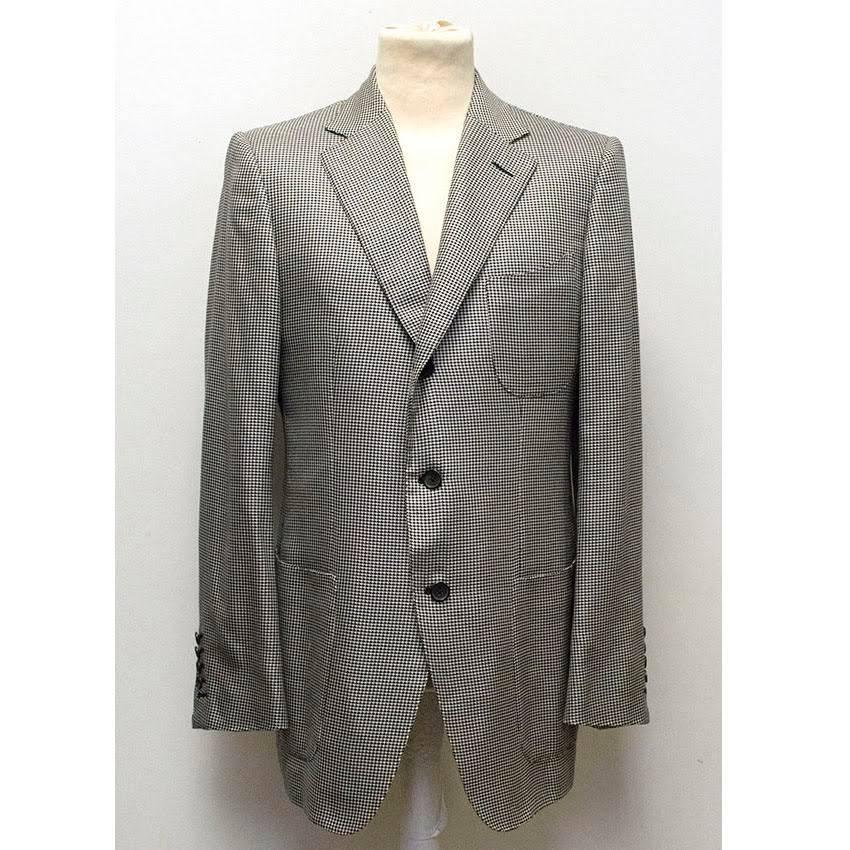 Tom Ford black and white dog tooth check blazer. Never worn and in excellent condition, without tags, 10/10. Made in Italy. 

Fabric	50% RAYON 50% SILK

Size 52R. 

Approximate measurements - 
Shoulders: 45cm
Length:78.5cm
Sleeve: 65.5cm