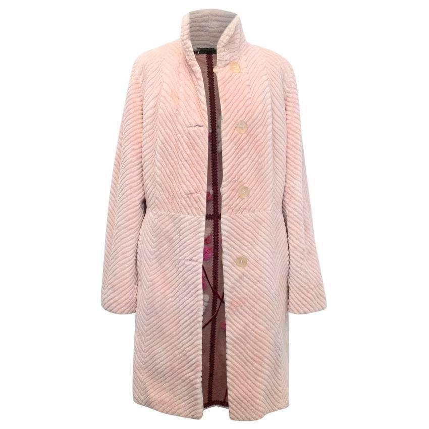 Zuki pale pink rabbit fur reversible coat with floral pattern. Soft to the touch and light weight with a standing collar. This garment has diagonal stripes sheared into the fur. Designed and made in Canada.
Great condition 9/10

Fabric: Real Fur,